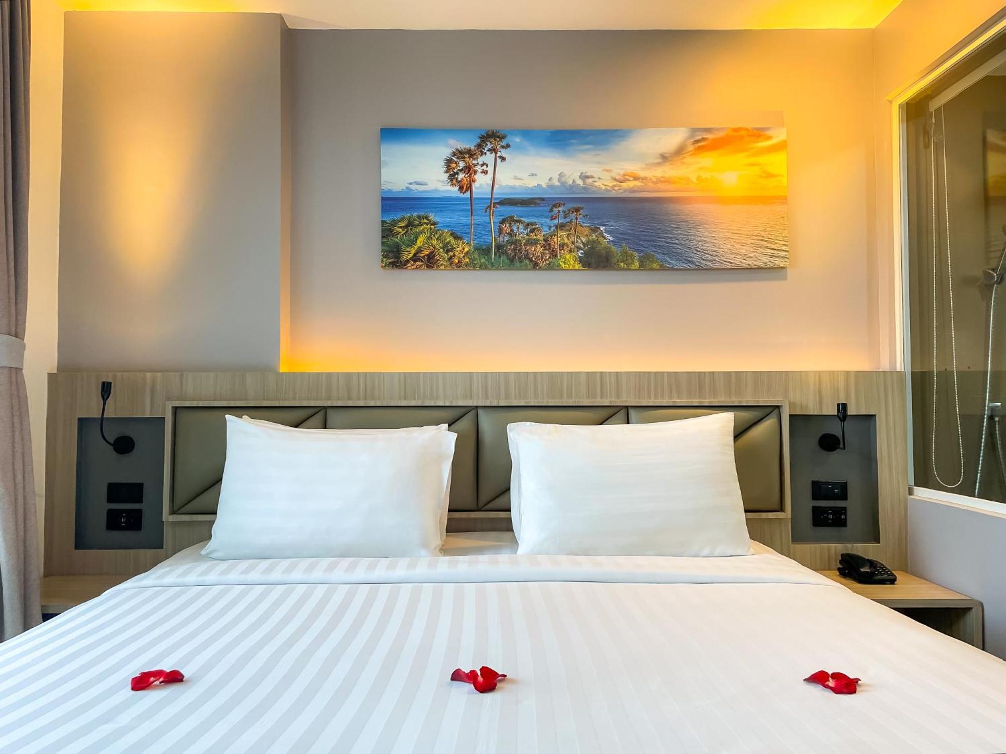 Clarian Hotel Beach Patong Exterior foto