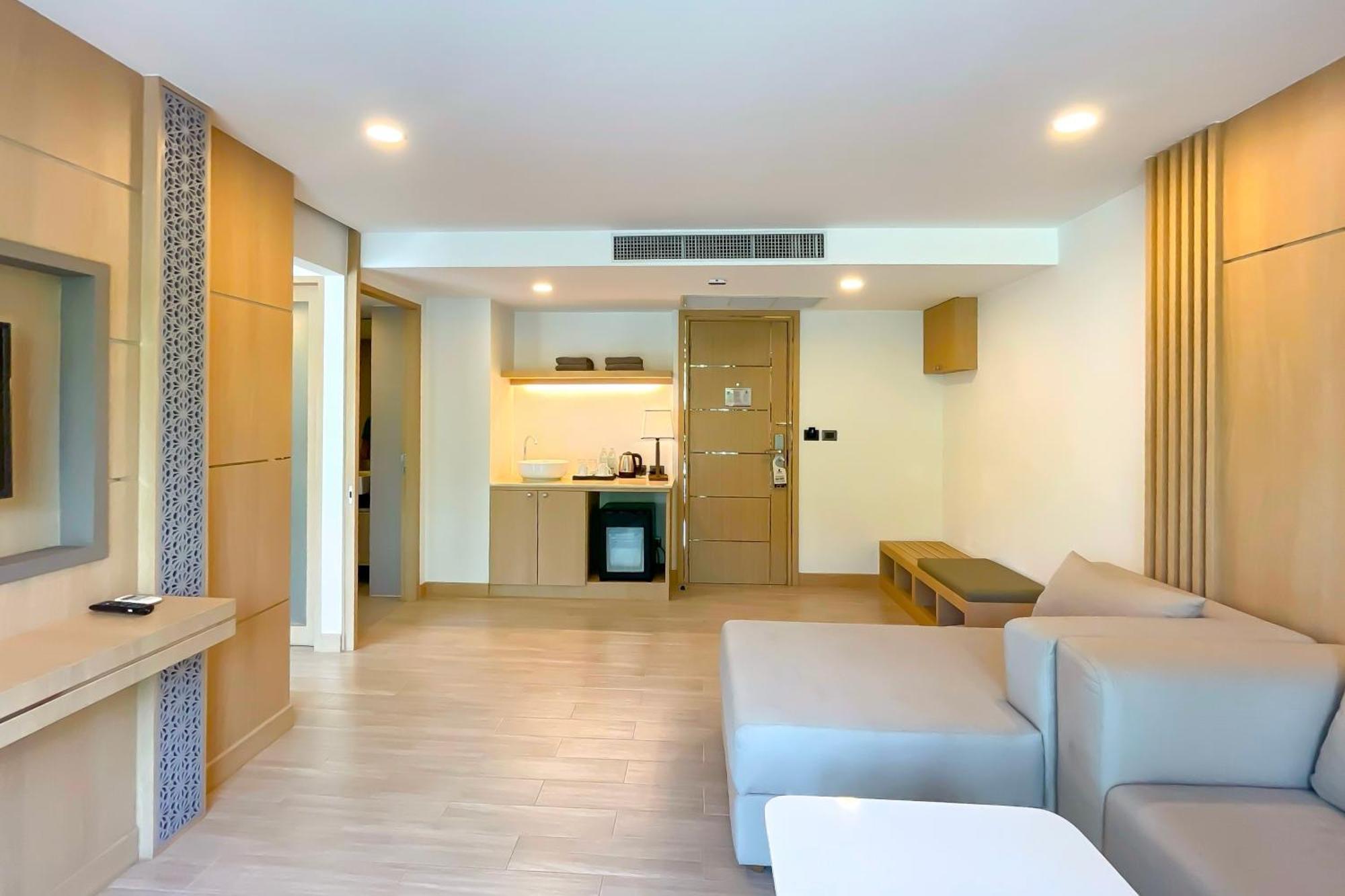 Clarian Hotel Beach Patong Exterior foto