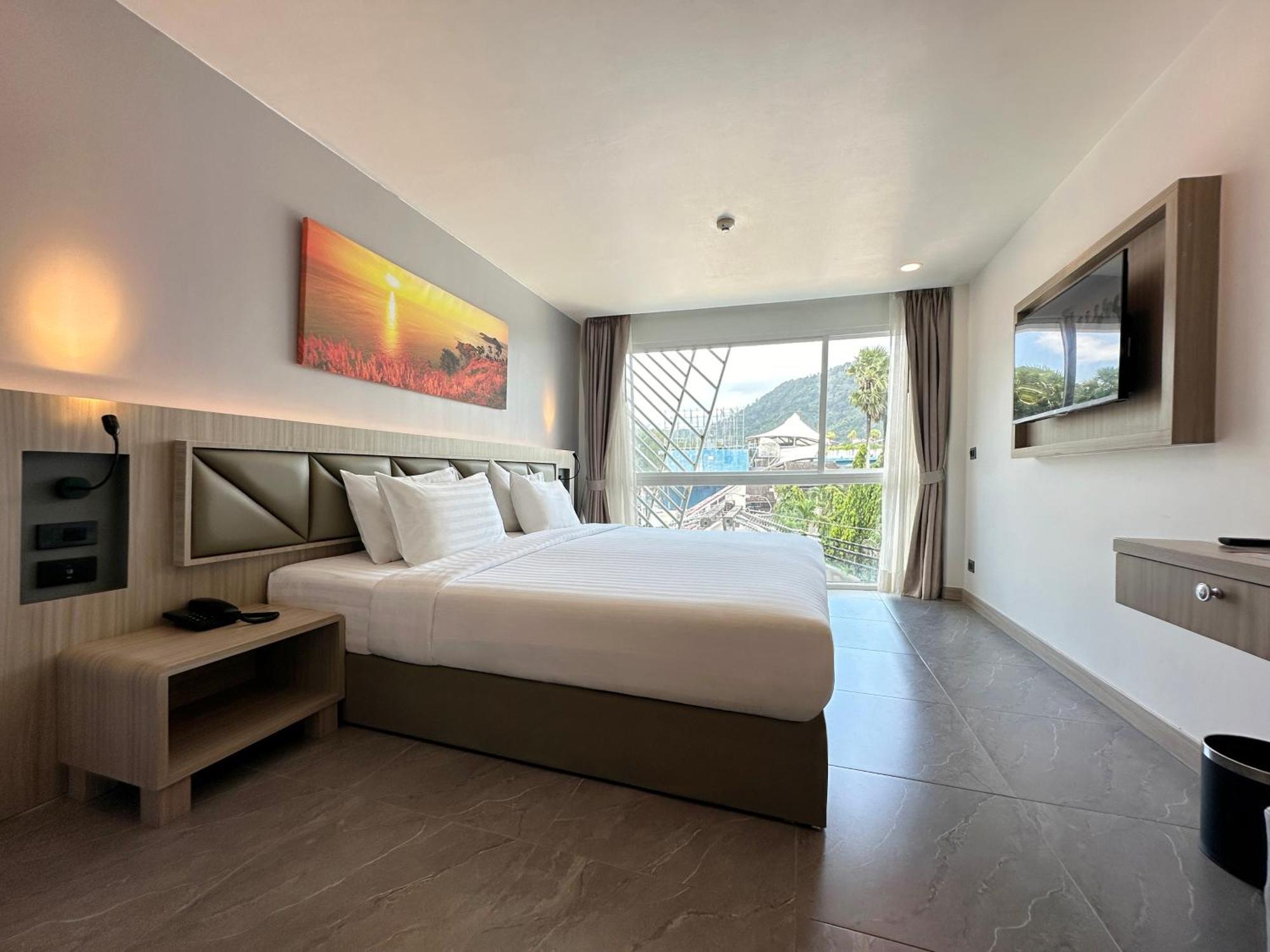 Clarian Hotel Beach Patong Exterior foto