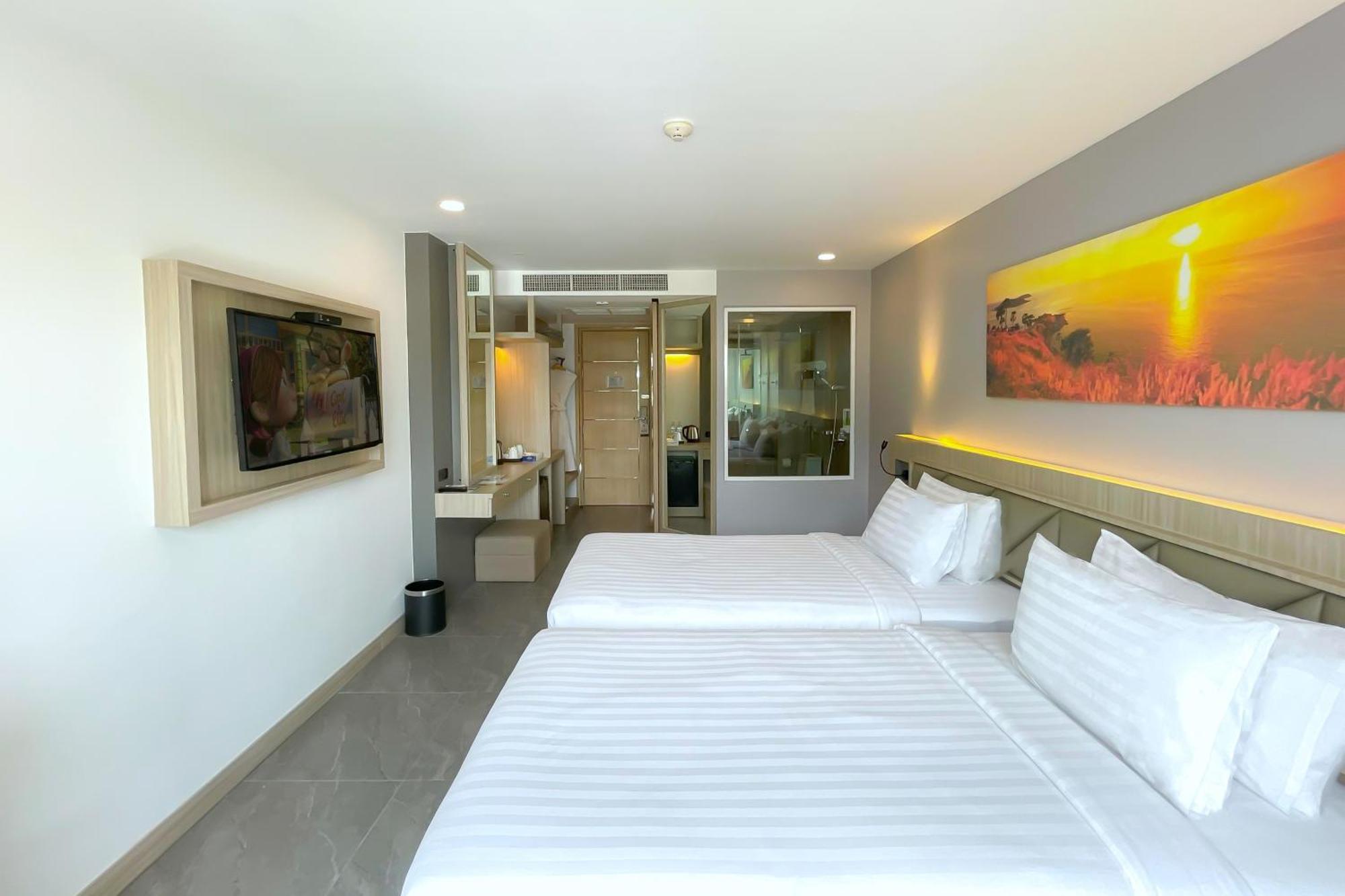 Clarian Hotel Beach Patong Exterior foto