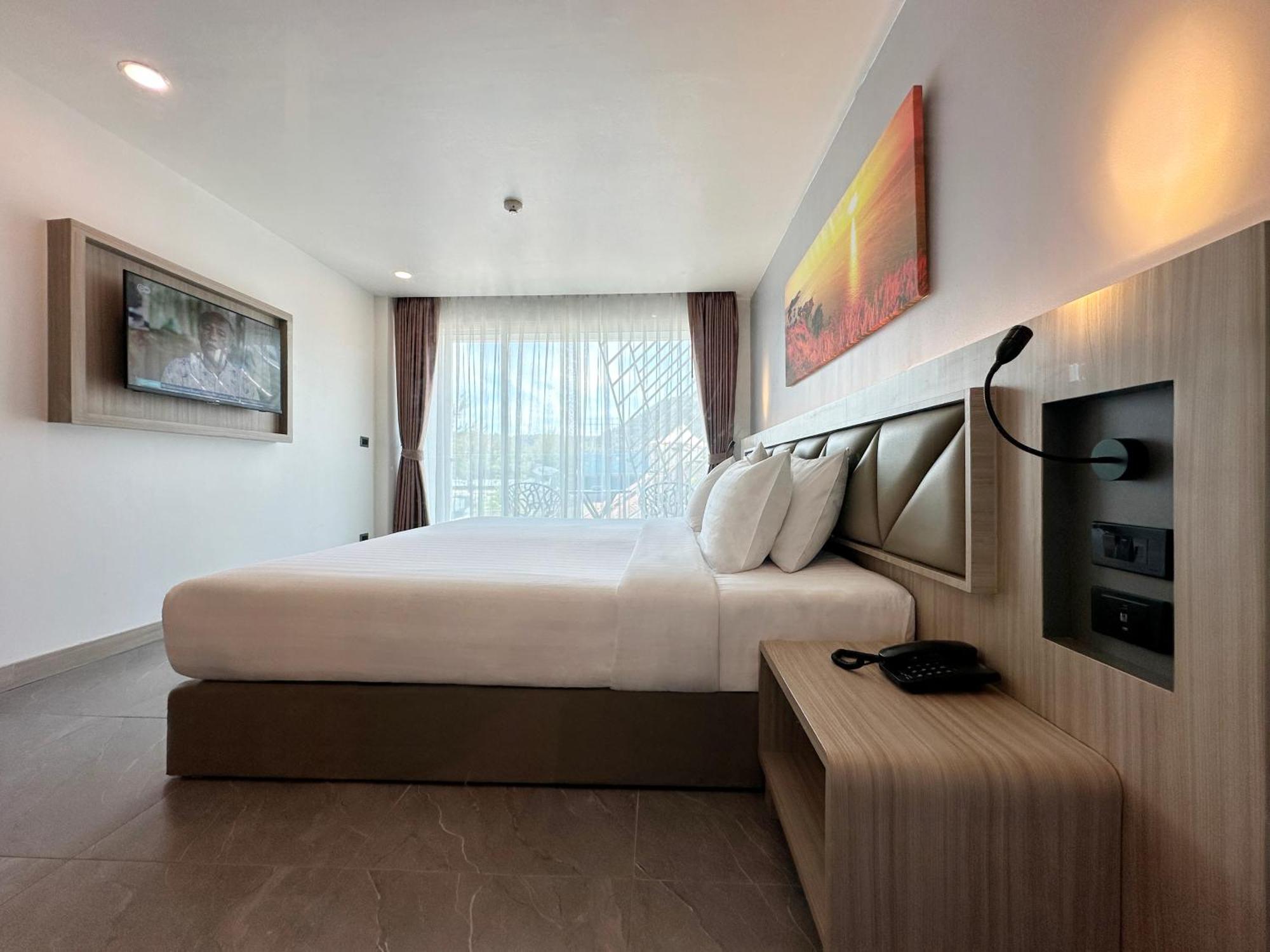 Clarian Hotel Beach Patong Exterior foto