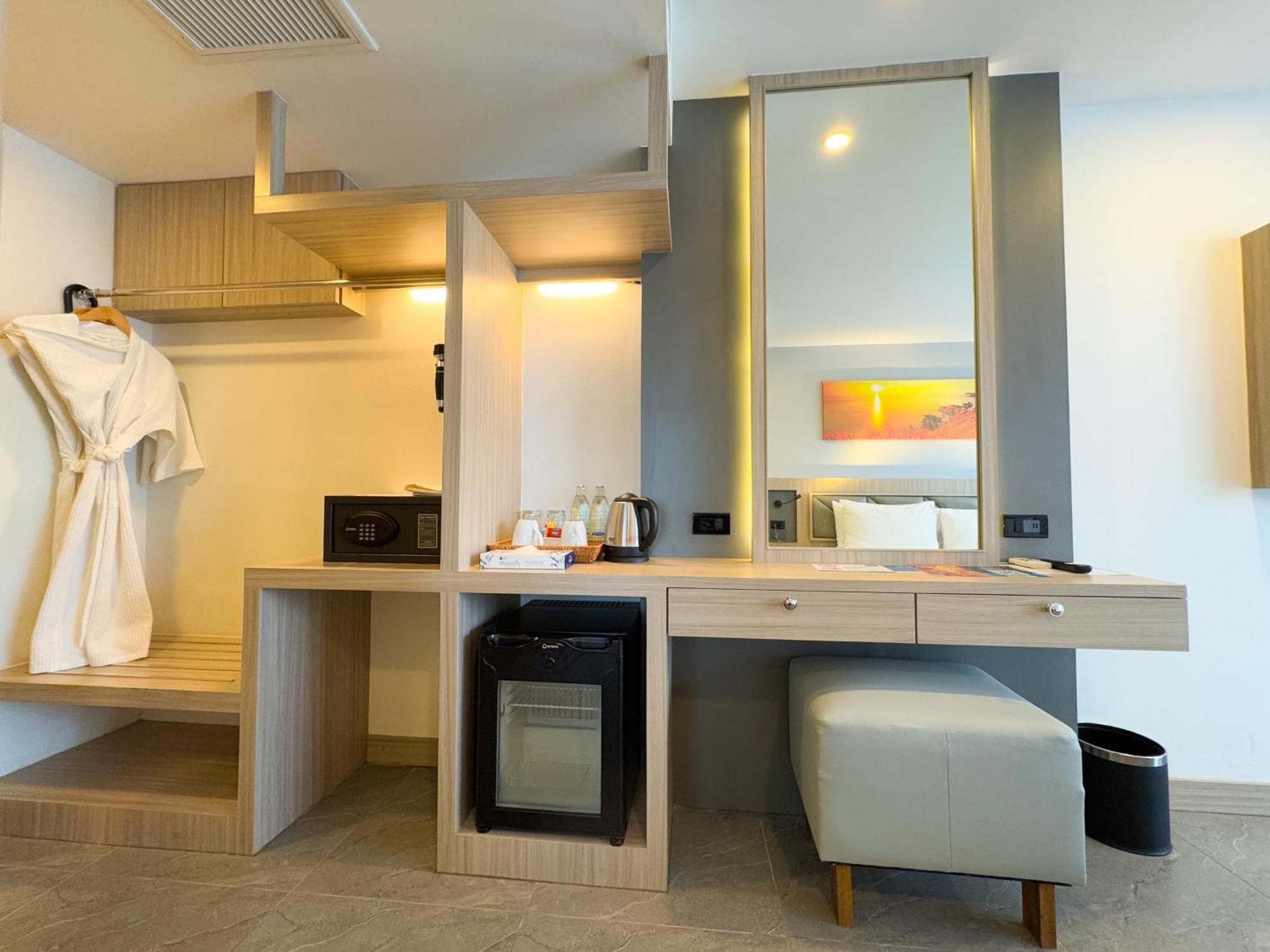 Clarian Hotel Beach Patong Exterior foto