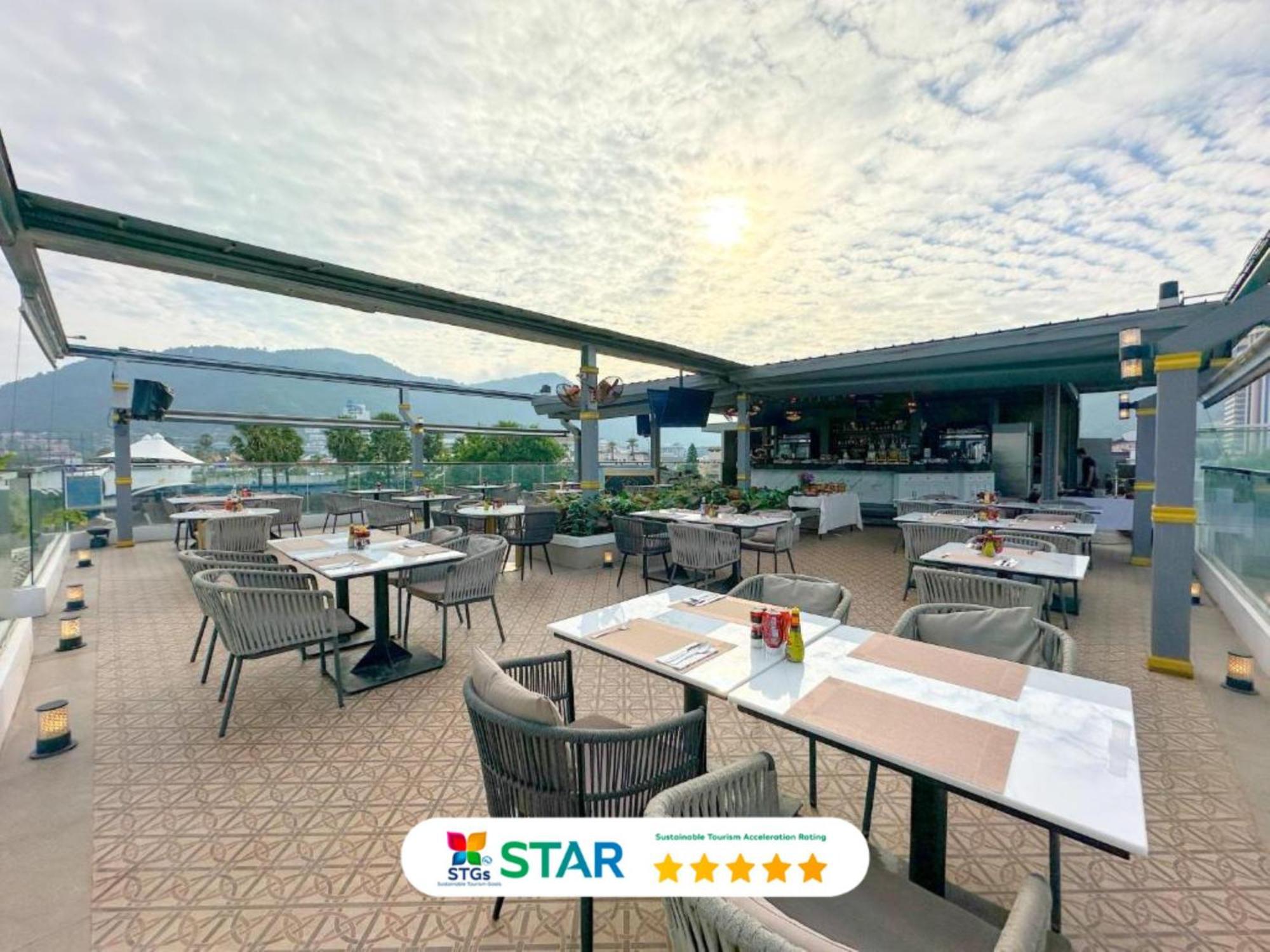 Clarian Hotel Beach Patong Exterior foto