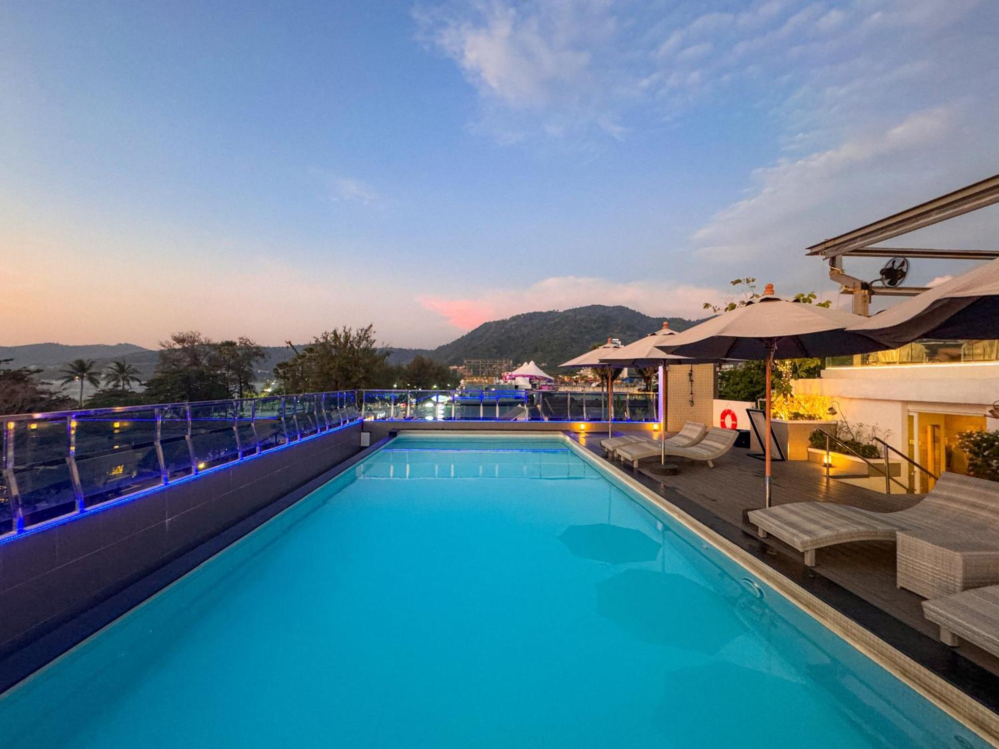 Clarian Hotel Beach Patong Exterior foto