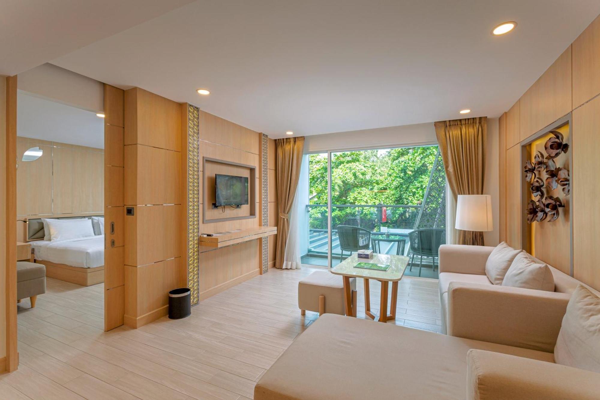 Clarian Hotel Beach Patong Exterior foto