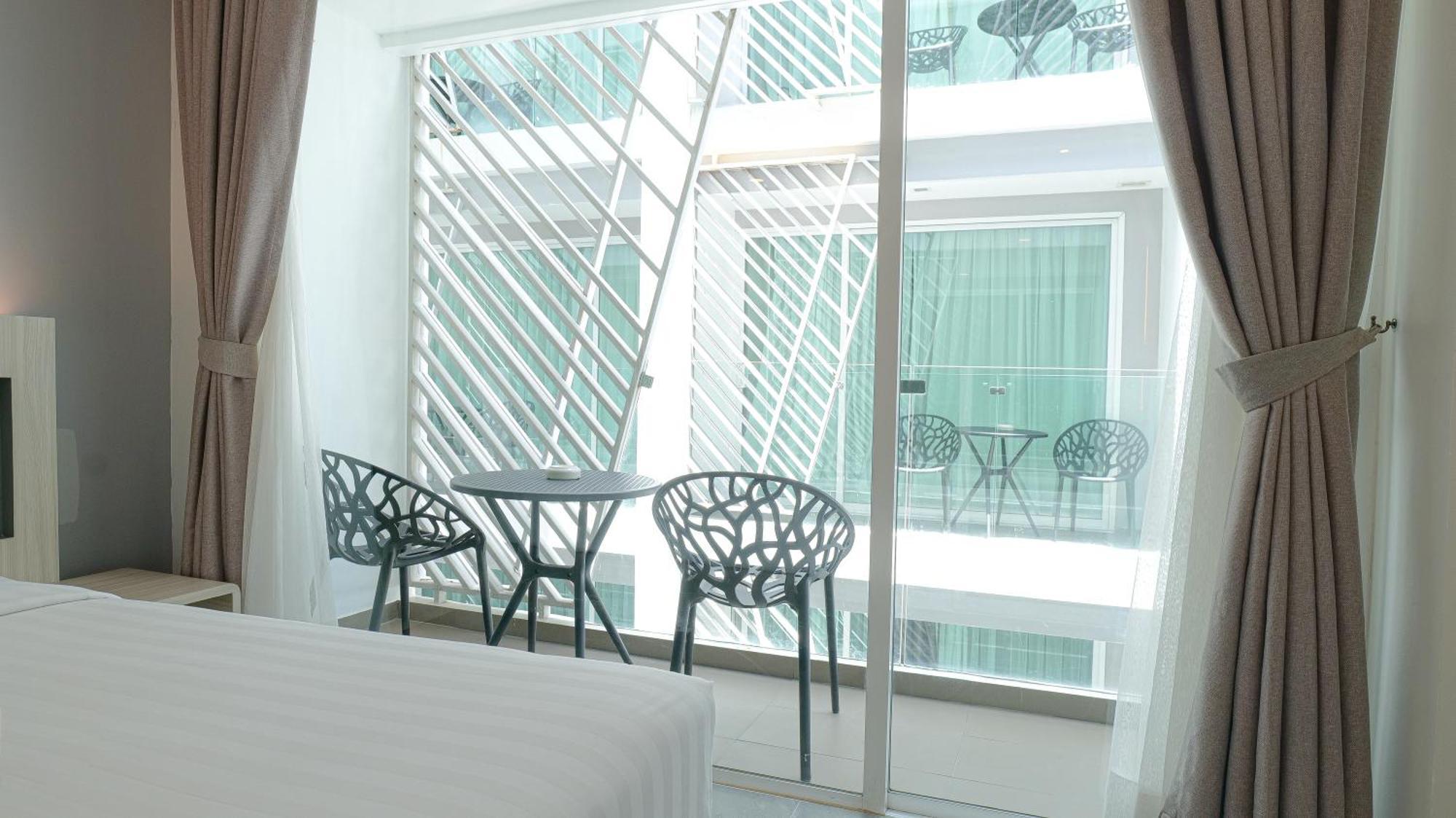 Clarian Hotel Beach Patong Exterior foto